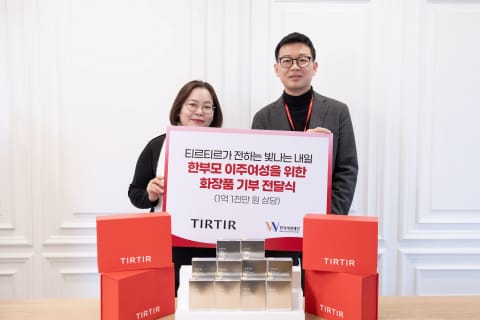 티르티르, 한국여성재단에 한부모 이주 여성을 위한 화장품 기부