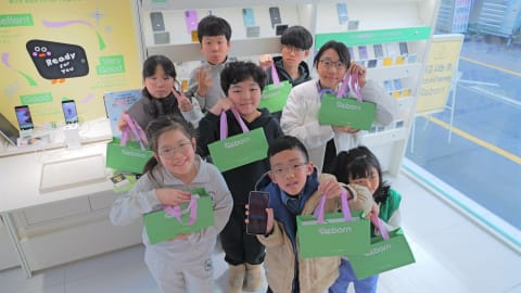 kt m&s 리본, 신경섬유종 환우 아동에 ‘리본 공신폰’ 선물