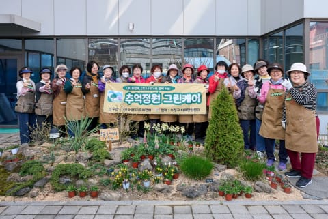 꽃을 심자 웃음이 늘었다… 추억정원 프로젝트 ‘봄맞이 보식활동’ 성료