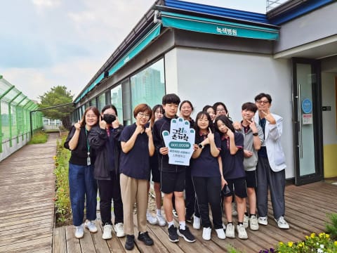 다친 노동자의 손끝에 희망을… 신현중학교 학생들 굿즈 수익금 기부