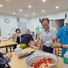 한 그릇의 화채가 만든 여름 안부…소공동경로당에 퍼진 웃음