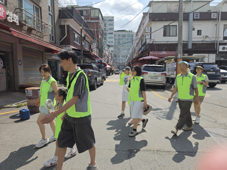 성남시 가족봉사단, 모란종합시장서 ‘오란다 나눔’…가족 봉사로 지역과 세대 잇다
